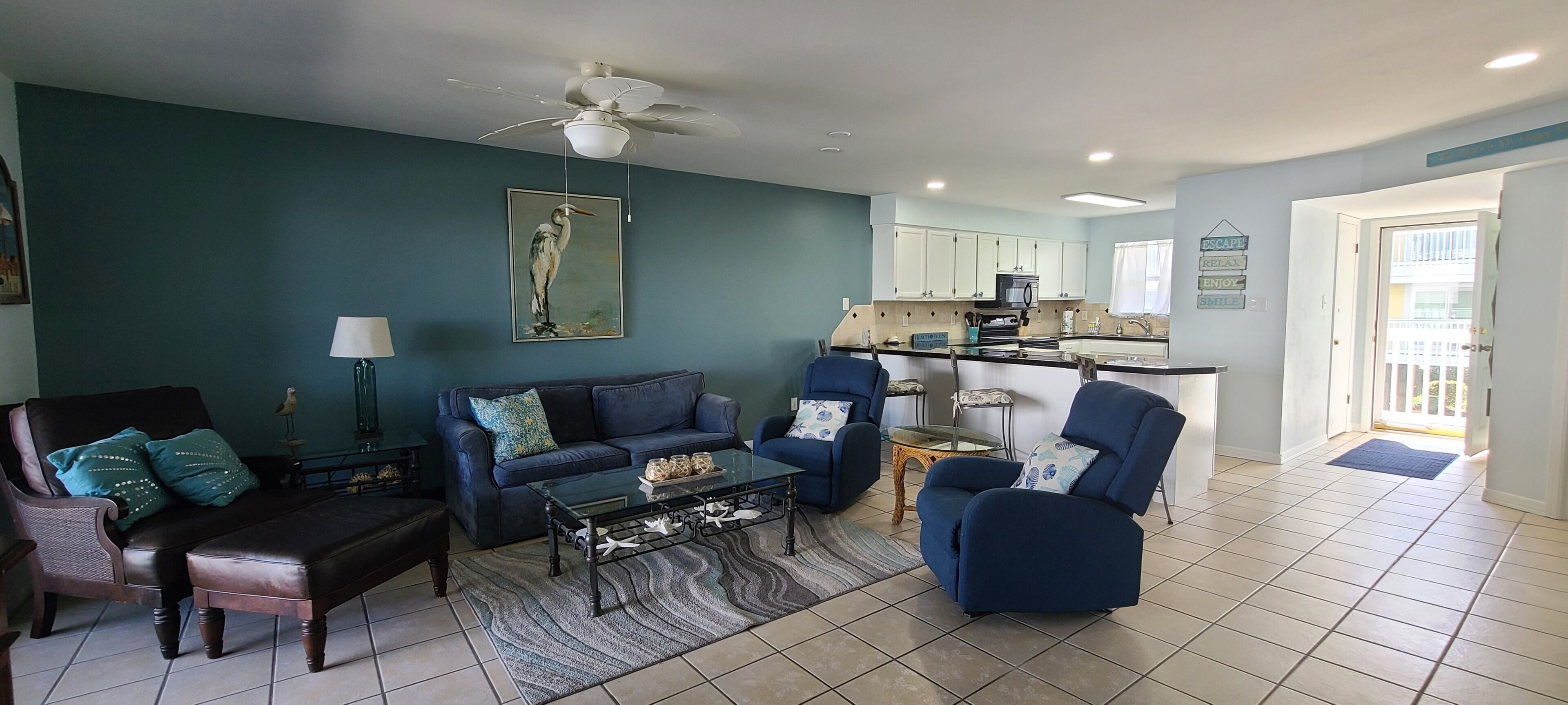 Quaint condominium nestled between the beach and lagoon