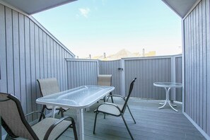 Outdoor dining - Amazing townhouse in oceanfront resort, pool, beach (Barnstable)