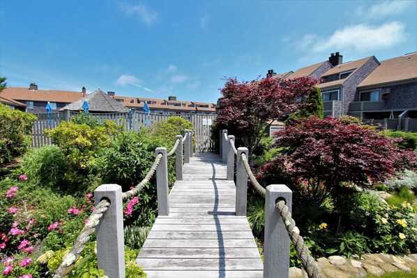 Property grounds - Amazing townhouse in oceanfront resort, pool, beach (Barnstable)
