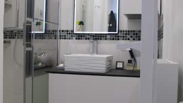 Douche, sĂšche-cheveux