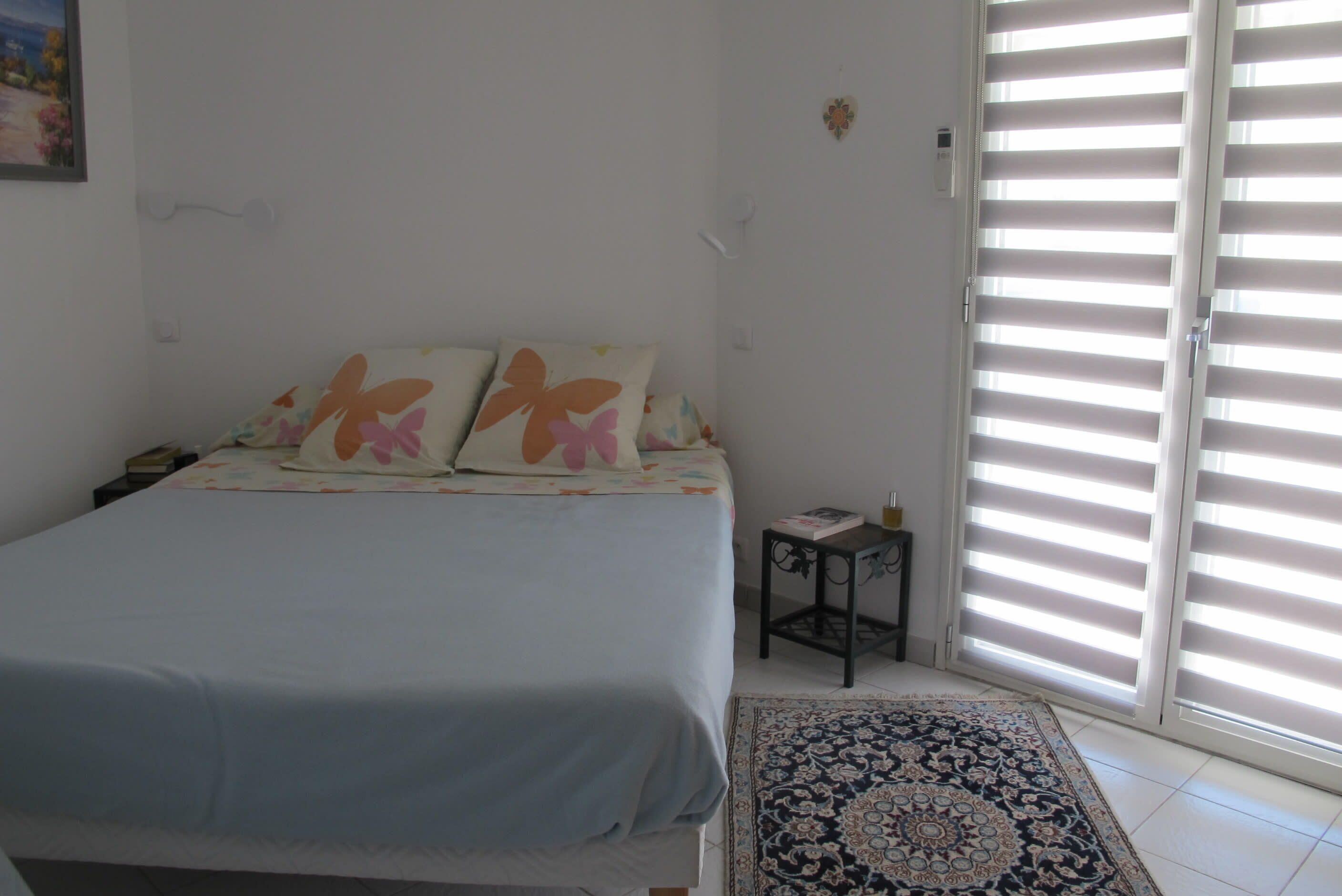 1 chambre, fer et planche à repasser