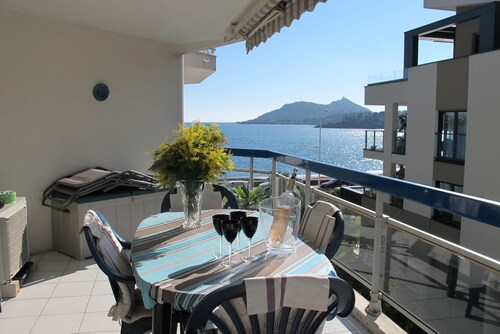 Très beau 2 pièces climatisé, tout équipé avec vue mer et garage