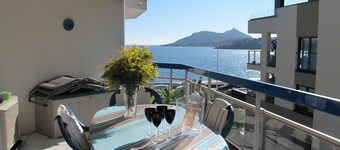 Très beau 2 pièces climatisé, tout équipé avec vue mer et garage