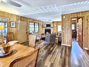 Een smart-tv, een open haard en boeken