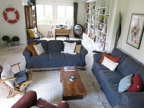 Télévision, baby-foot, livres