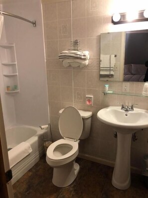 Standard Room, 1 Queen Bed | Bathroom | Free toiletries, hair dryer - Oakes Oramel Inn (Belfast)