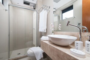 Dusche, Haartrockner, Handtücher, Seife