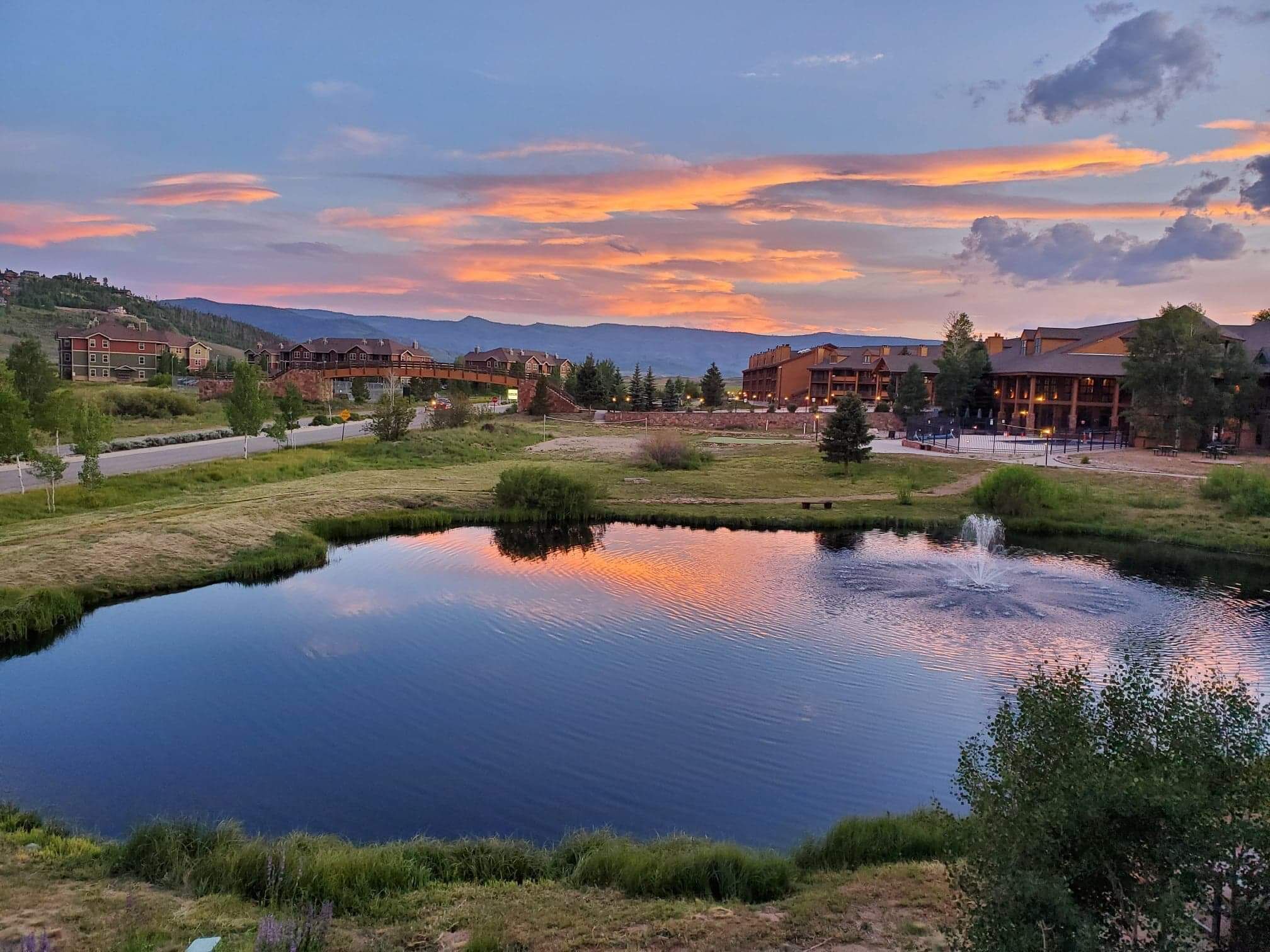 Cozy, remodeled condo w/ a view + hot tubs, pool on site! Close to WP, RMNP + GR