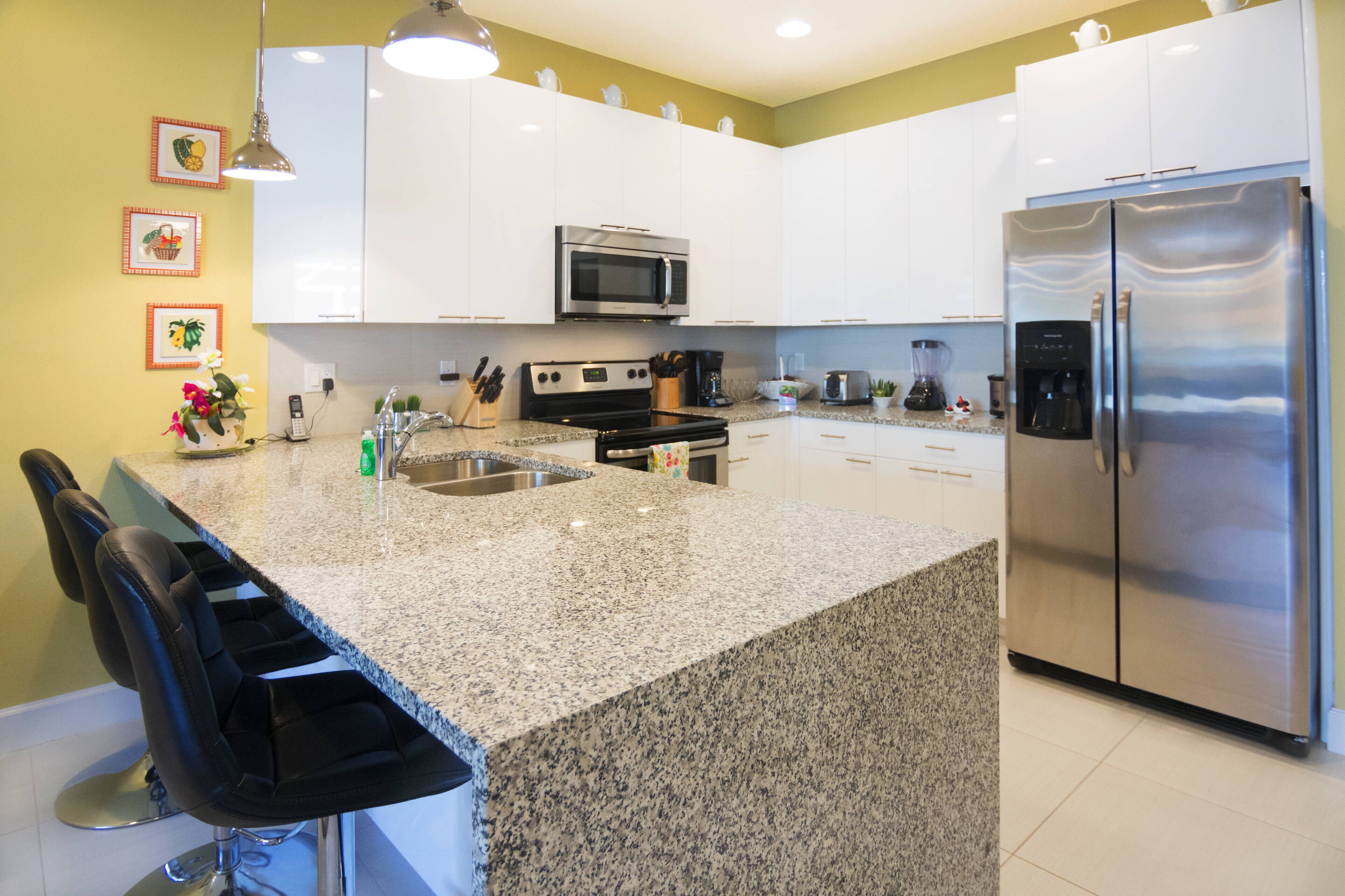 Townhome | Private kitchen | Oven, stovetop, dishwasher, toaster