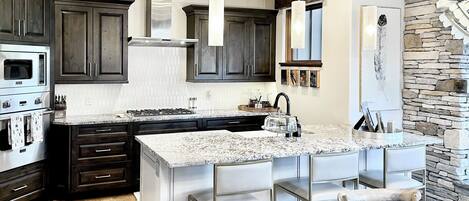 ثلاجة، ميكروويف، فرن، موقد طهي مسطح