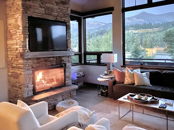 Smart TV, fireplace, stereo