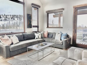 Smart TV, fireplace, stereo