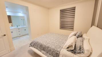 2 habitaciones, escritorio, tabla de planchar con plancha y wifi