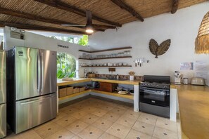Kühlschrank, Herdplatte, Wasserkocher mit Kaffee-/Teezubehör, Toaster
