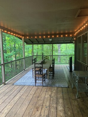 Outdoor dining - You'll Never Want To Leave...A gem of a location in Highlands  (Highlands)