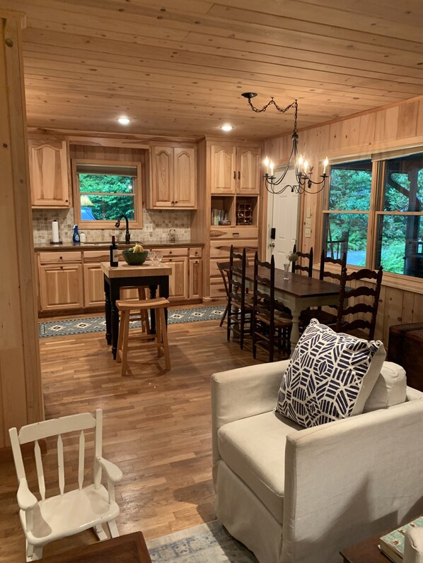 TV connectée, cheminée, lecteur de DVD, livres