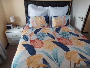 2 slaapkamers, een strijkplank/strijkijzer, gratis wifi, beddengoed