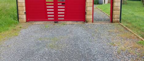 المنطقة المحيطة بالمنشأة