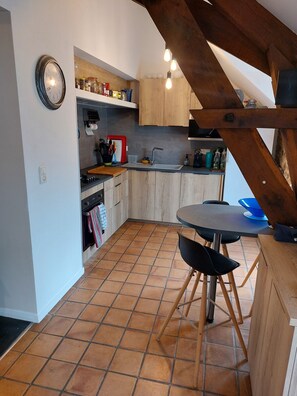 Réfrigérateur, micro-ondes, four, plaque de cuisson