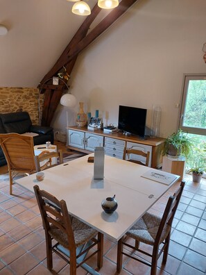 Dining - House in a small hamlet in the countryside. Absolute peace and quiet. (Beyssac)