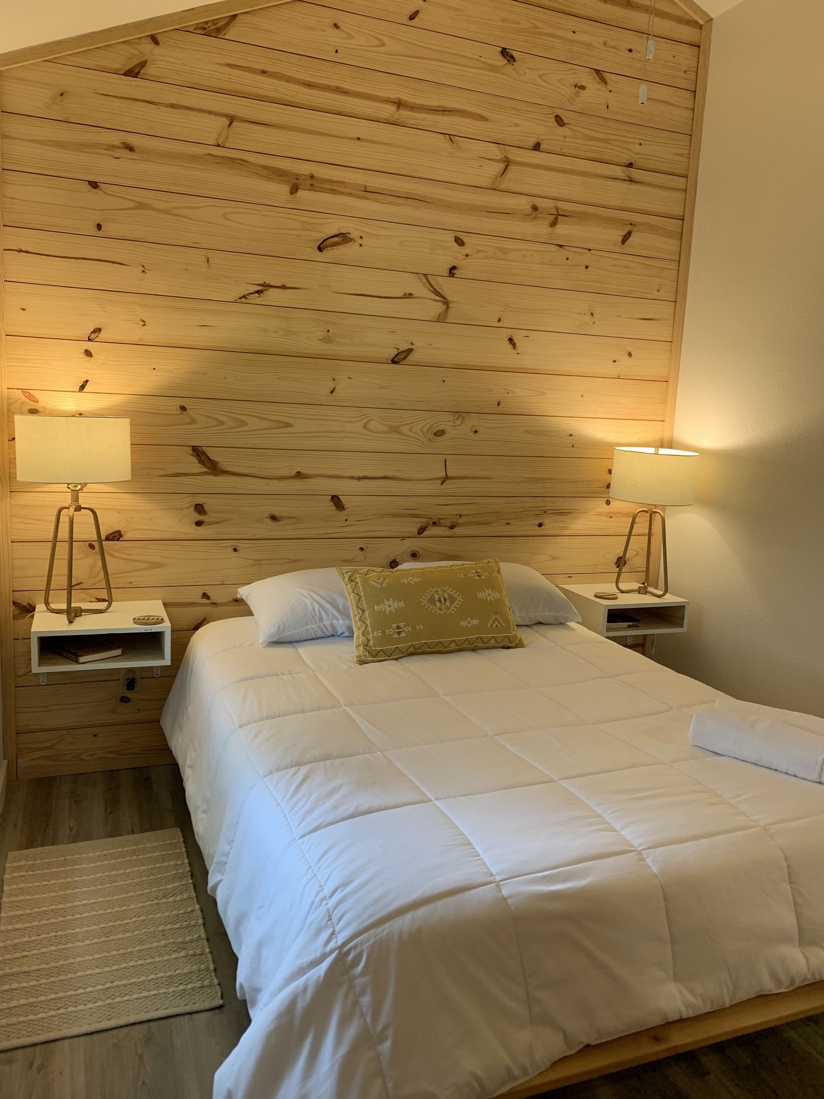 One of five modern bungalows- 1st Monday Trade Days, Music Festivals, East Texas