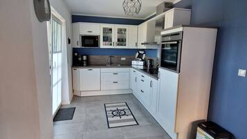 Kühlschrank, Mikrowelle, Herdplatte, Geschirrspüler