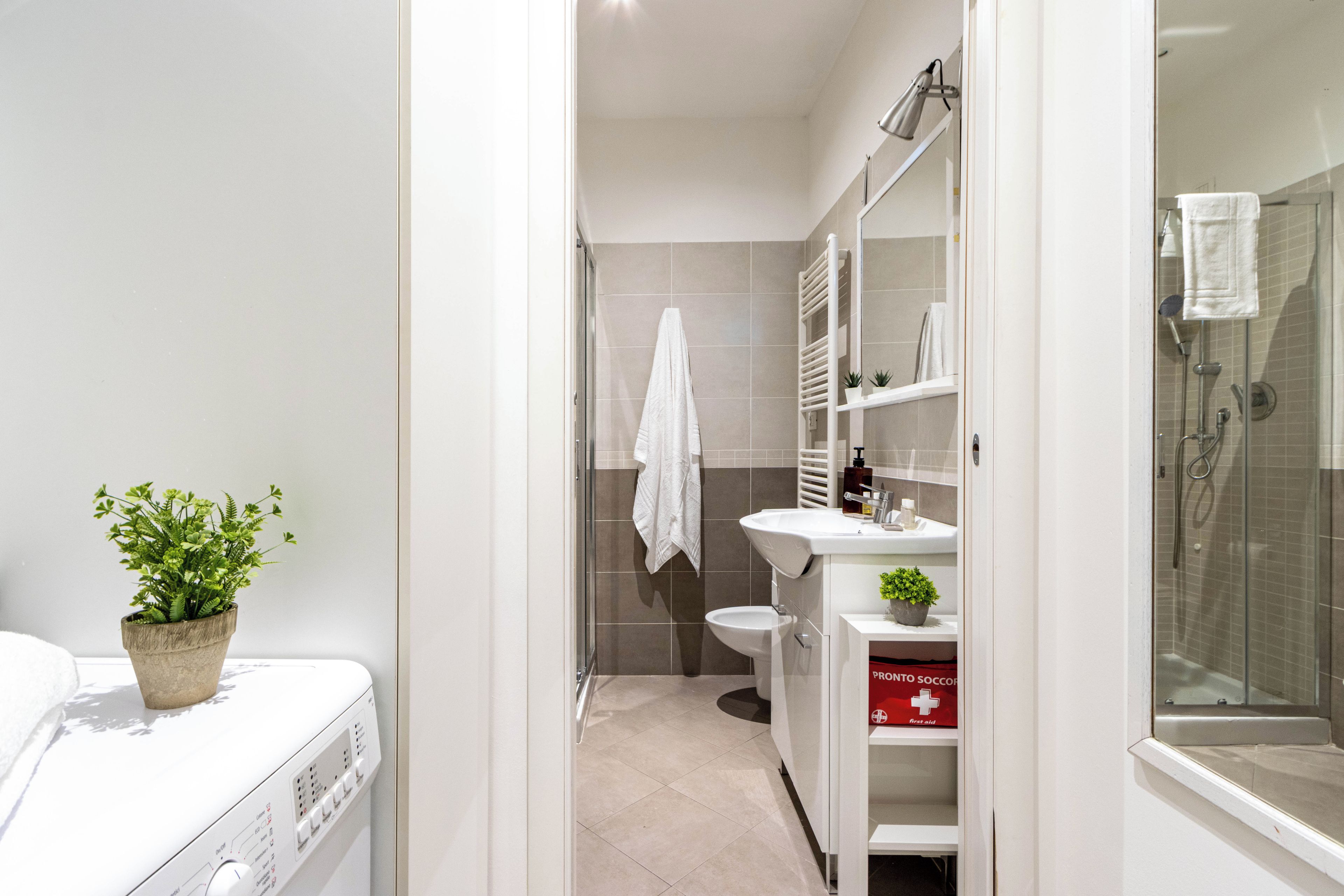 Un bagno moderno con doccia, WC e lavandino.