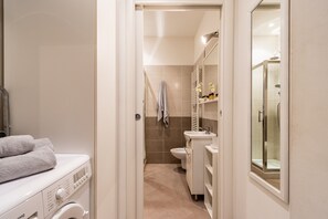 Een douche, een haardroger, een bidet, handdoeken