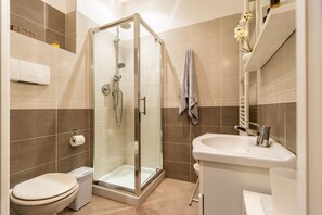 Regadera, secadora de cabello, bidet, toallas 