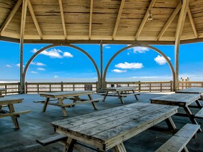 Outdoor dining - Steps to South Beach, Heated Pool Access (Tybee Island)
