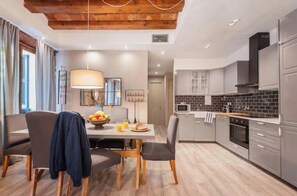 Fridge, microwave, oven, stovetop - BCN CENTER, perfect for large groups! (Barcelona)