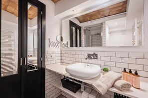 Combined shower/bathtub, hair dryer, towels, soap - BCN CENTER, perfect for large groups! (Barcelona)