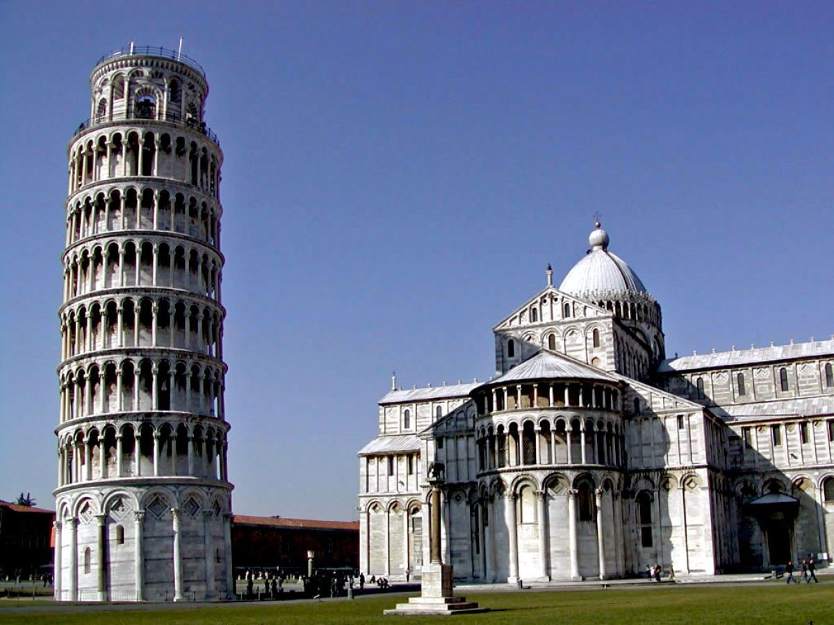 Un edificio histórico con una torre destacada y una cúpula grande.