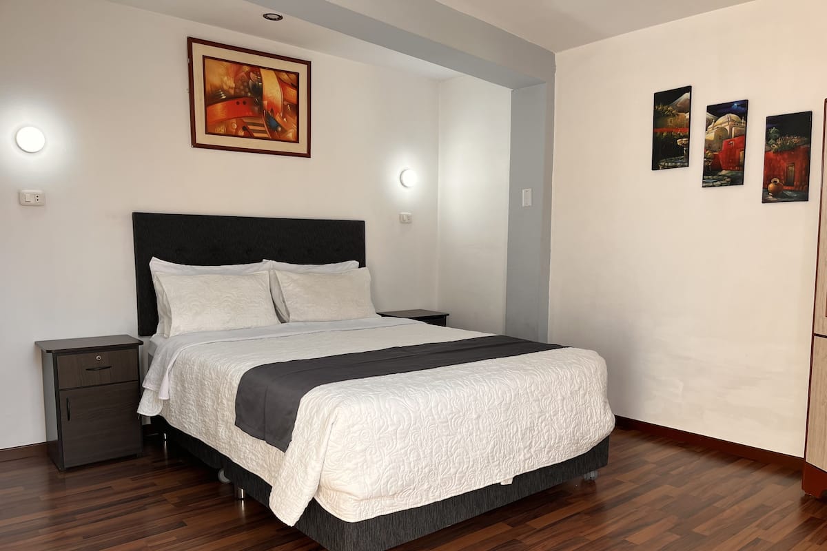 Habitación doble | Ropa de cama hipoalergénica, tabla de planchar con plancha, wifi gratis