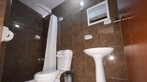Quarto casal | Banheiro | Chuveiro, produtos de toalete de grife