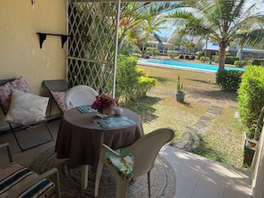 Outdoor dining - Cosy and romantic studio 10 minutes from the beach (Grand Baie)