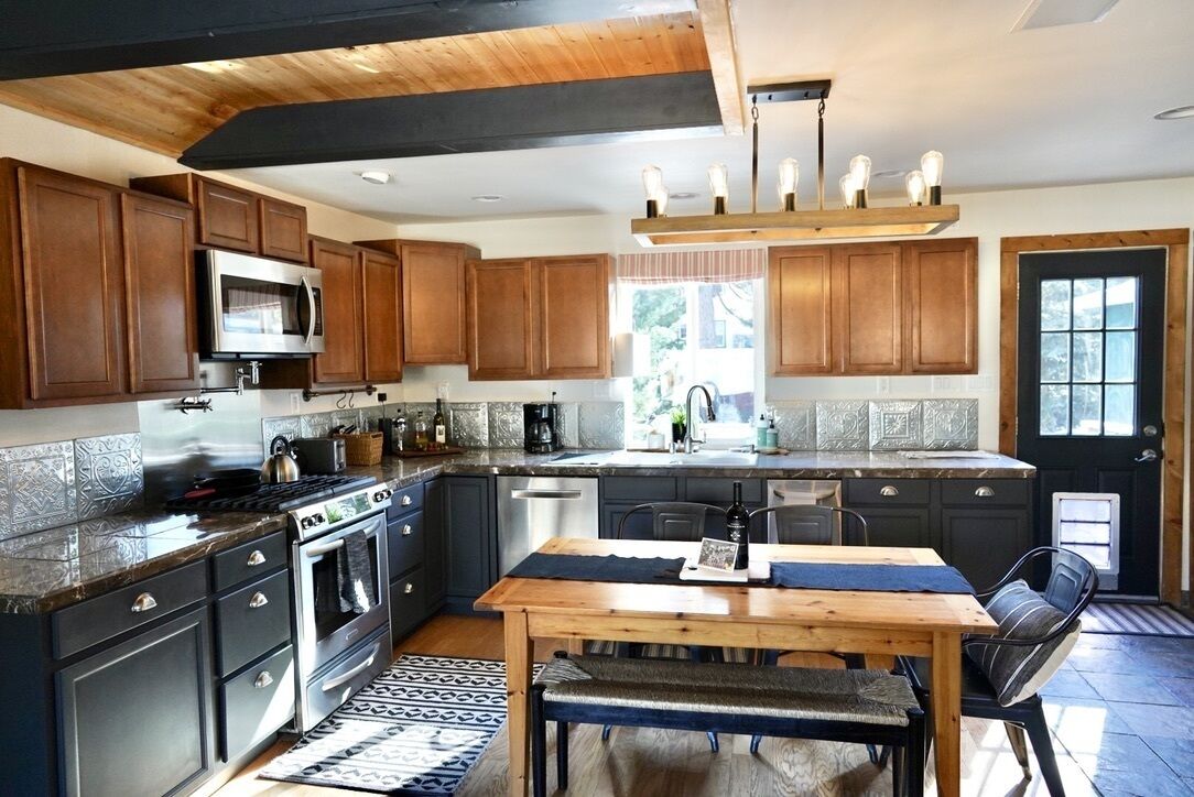 Dog friendly, Cozy Couple's Retreat, Walkable to Lake and Village!