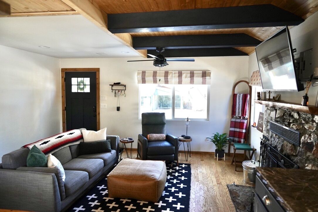 Dog friendly, Cozy Couple's Retreat, Walkable to Lake and Village!