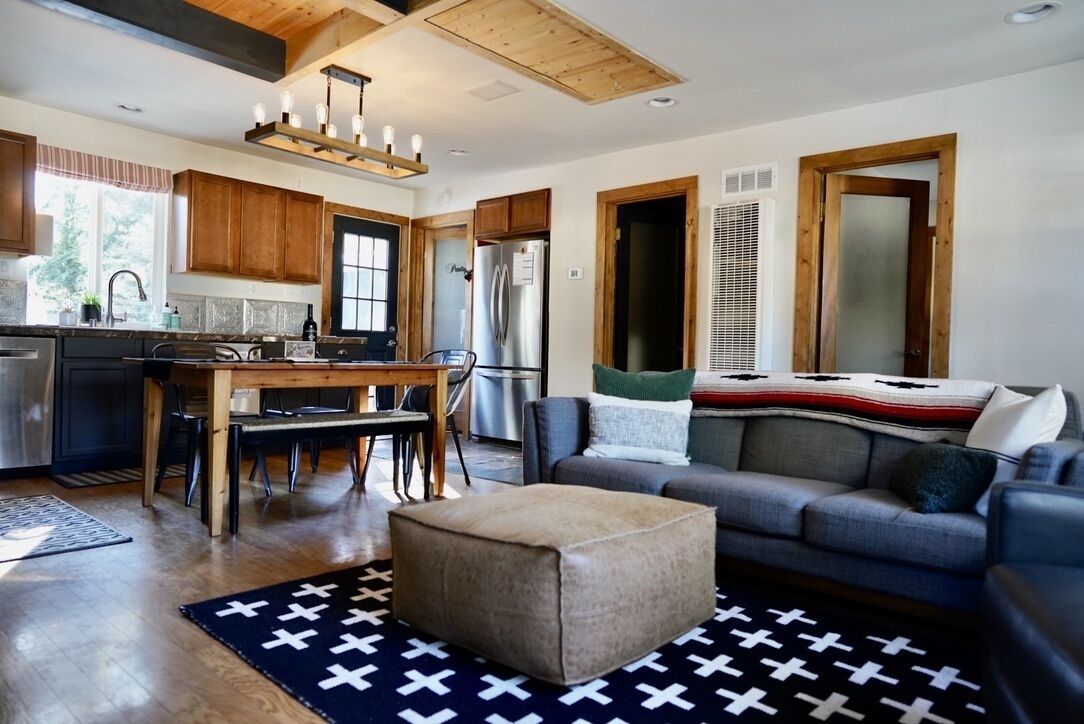 Dog friendly, Cozy Couple's Retreat, Walkable to Lake and Village!