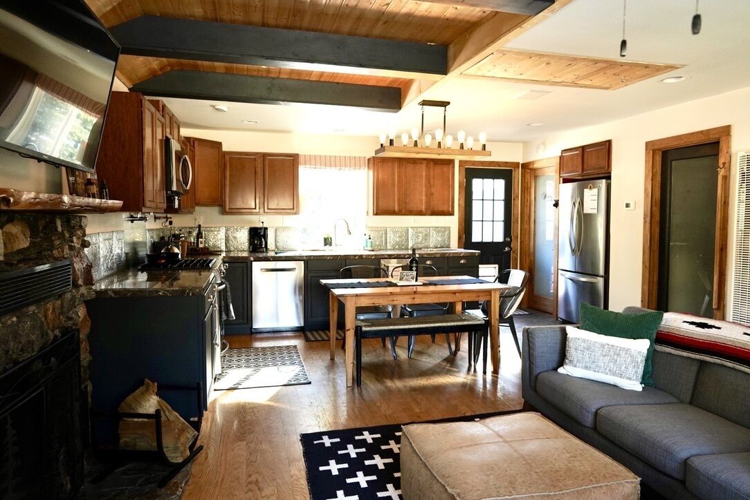 Dog friendly, Cozy Couple's Retreat, Walkable to Lake and Village!