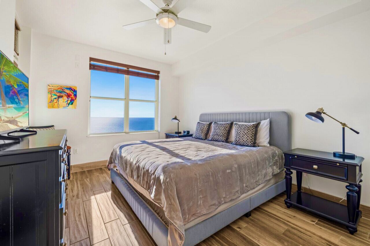 AQUA! Beachfront 3 BR 3BA, 2MASTER BD, Free Beach Chairs!