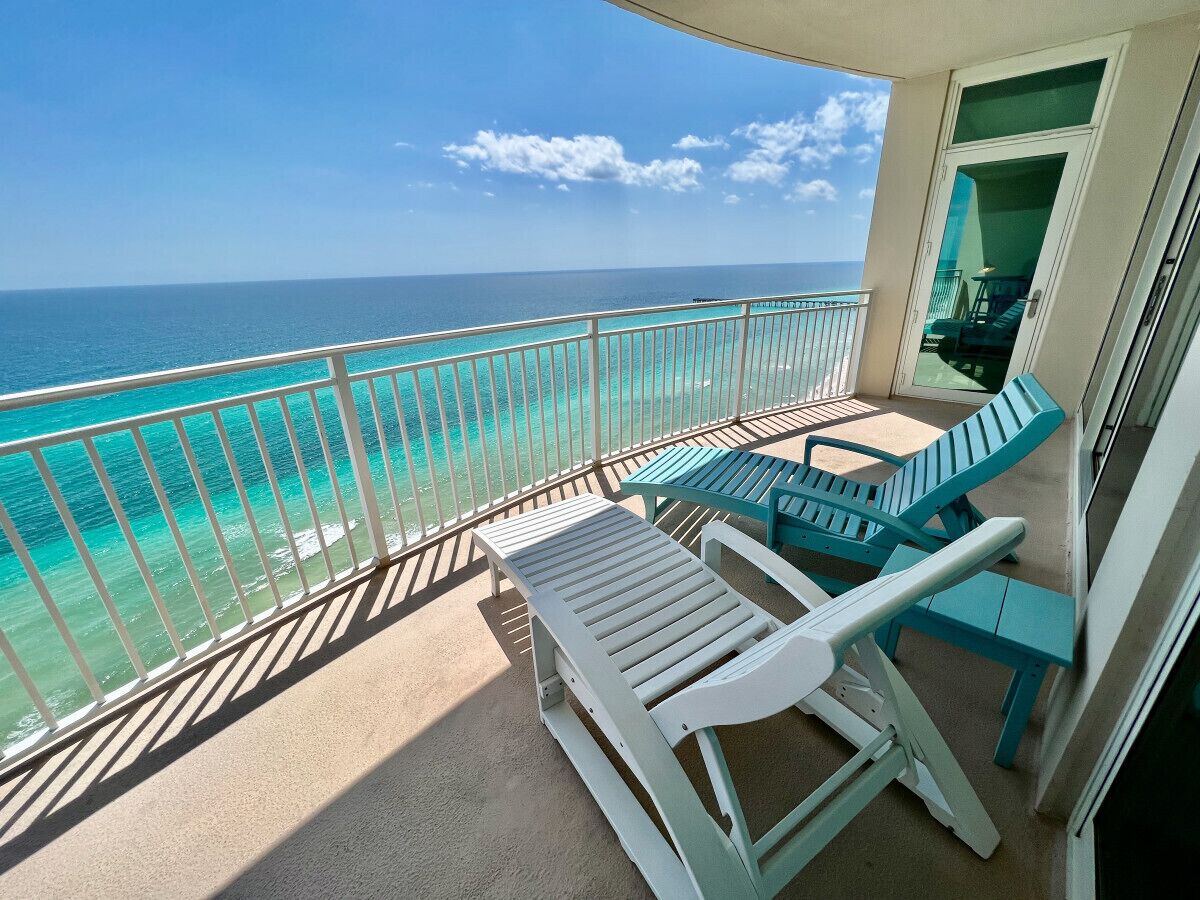 AQUA! Beachfront 3 BR 3BA, 2MASTER BD, Free Beach Chairs!