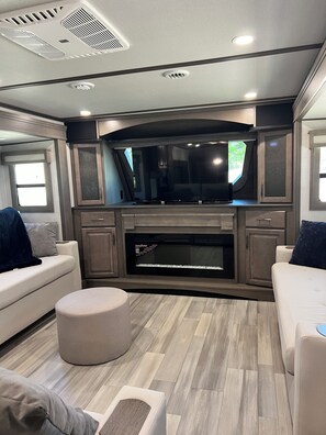 Een smart-tv, een open haard, videogames en boeken