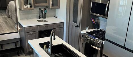 Geladeira, micro-ondas, fogão, cooktop