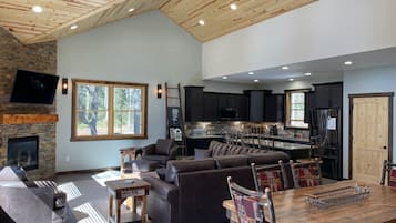 Una Smart TV, una chimenea