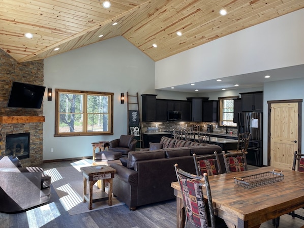 Smart TV, fireplace