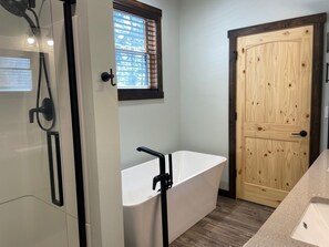 Badewanne, Handtücher, Toilettenpapier