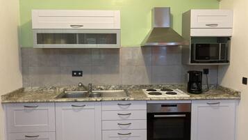 Jääkaappi, mikroaaltouuni, liesi, kahvin-/teenkeitin