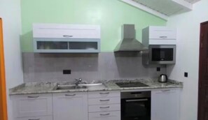 Kjøleskap, mikrobølgeovn, kokeplater og kaffetrakter/tekoker