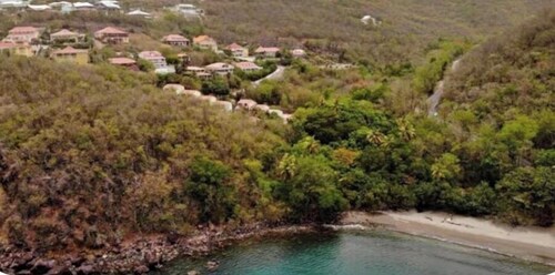 Duplex on the small beach of the Cousteau reserve with sea access